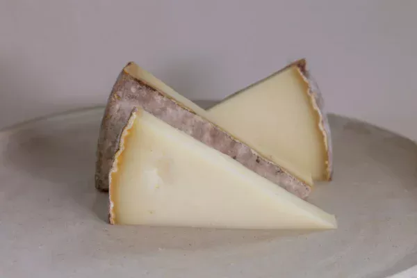 southdowns-tomme-wedges-1 southdowns-tomme-wedges-1